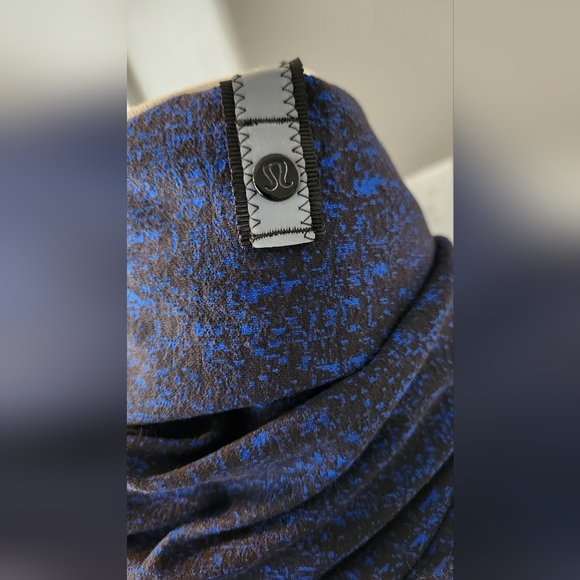 NWOT Lululemon Vinyasa Scarf - black with blue - Picture 2 of 11